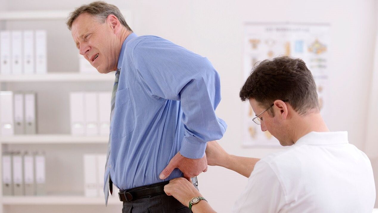 Vedere un medico per il mal di schiena