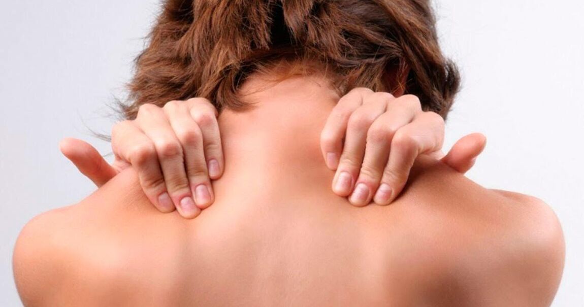 Il collo con osteocondrosi deve essere massaggiato con entrambe le mani e contemporaneamente con le spalle