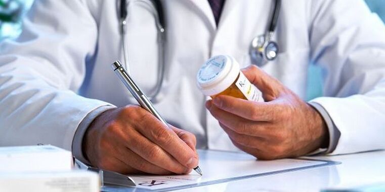 Il medico prescrive la medicina per il trattamento dell'osteocondrosi