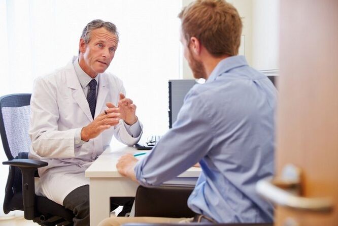 Il paziente si consulta con un medico sui rimedi popolari per il trattamento dell'osteocondrosi