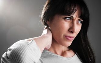 Una donna è preoccupata per i sintomi dell'osteocondrosi cervicale